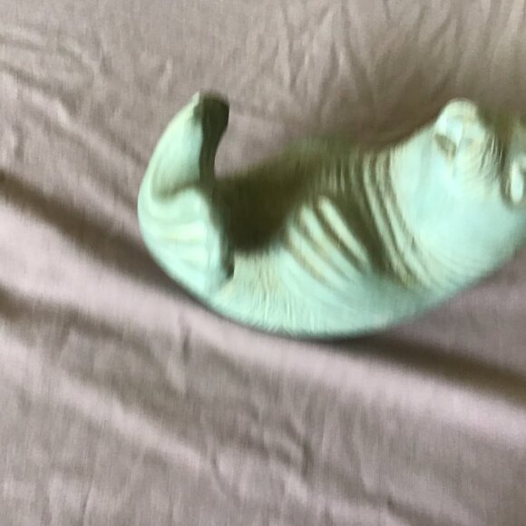 Vintage Isabel Bloom baby walrus sculpture - Nice display piece - Cute Walrus - Picture 4 of 5